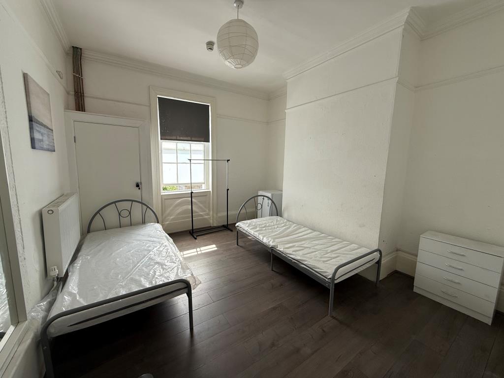 Lot: 126 - SUBSTANTIAL PERIOD PROPERTY WITH PLANNING FOR SEVEN FLATS - Bedroom three